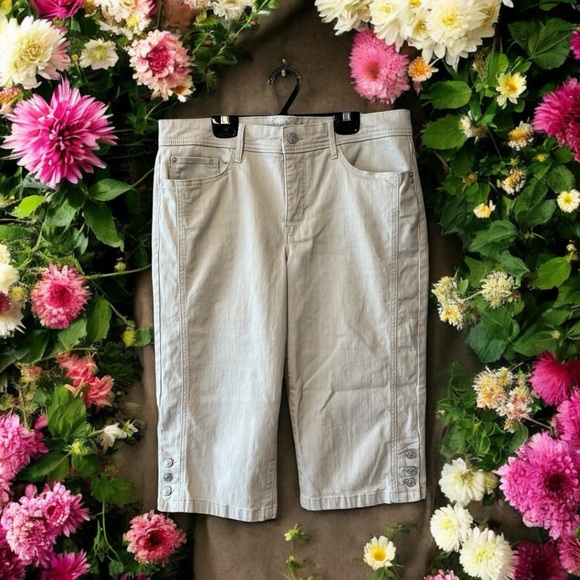 Gloria Vanderbilt All-Around Slimming Effect Beige Denim Capris - Picture 3 of 15